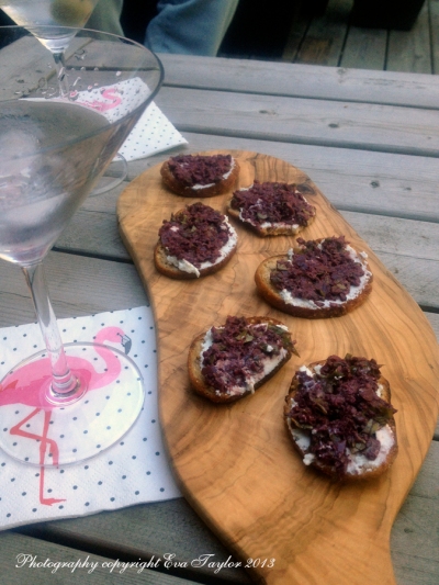 Tapenade on toasts_0555